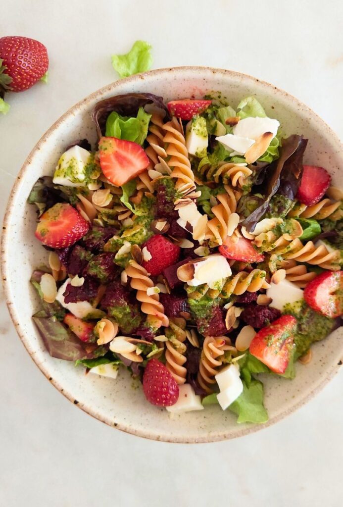 Receitas Simples e Dicas Salada de morangos mozzarella e fusilli