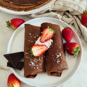 servir os crepes com o skyr e o chocolate negro