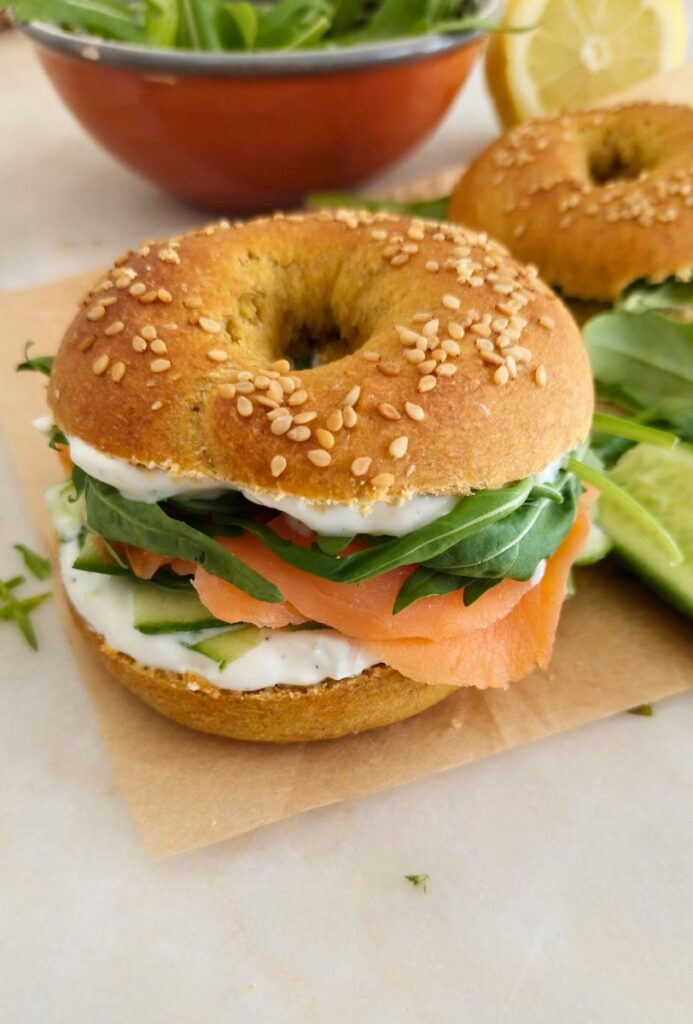 Bagel com salmão fumado receita rápida