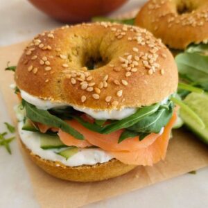 Bagel com salmão fumado receita simples