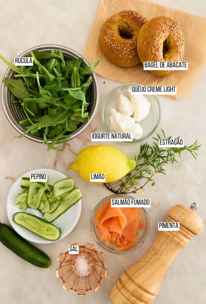 Ingredientes dispostos na tábua para almoço, brunch ou jantar rápido (1)