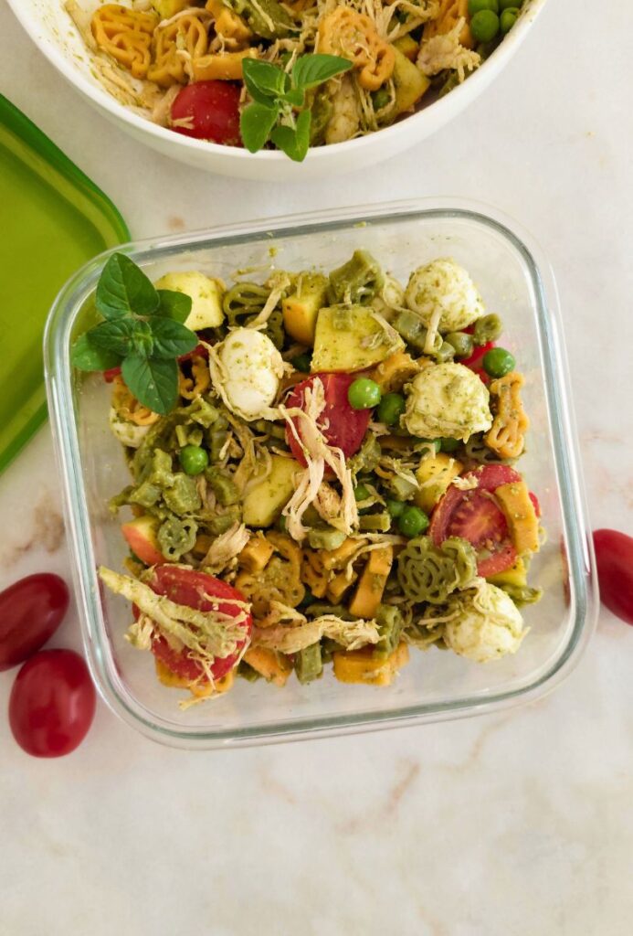 Salada de massa frango e pesto receita rápida