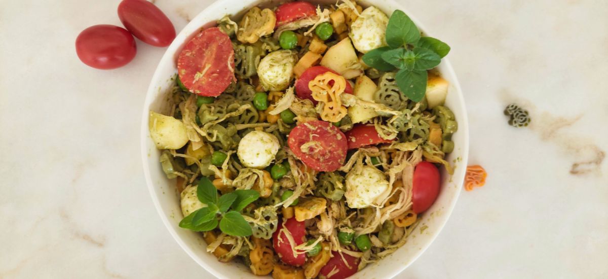 Salada de massa frango e pesto