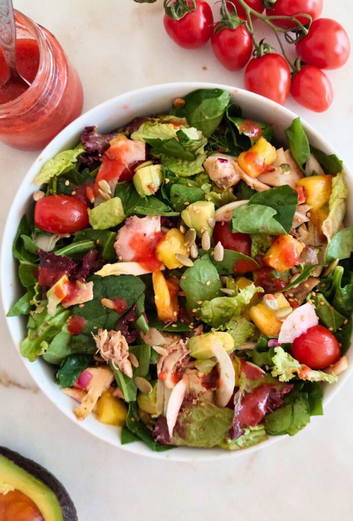 Salada rápida com sobras de frango assado