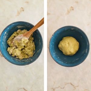 amassar a farinha com o abacate com a colher de pau