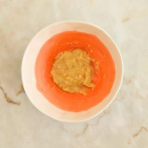 esmagar a banana para o pudim de chia